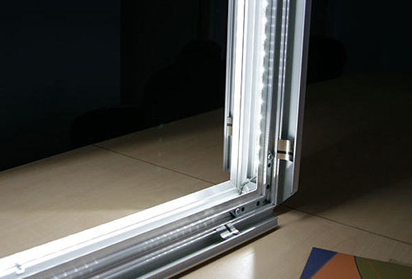 Двусторонний профиль для световых LED-панелей в сборе