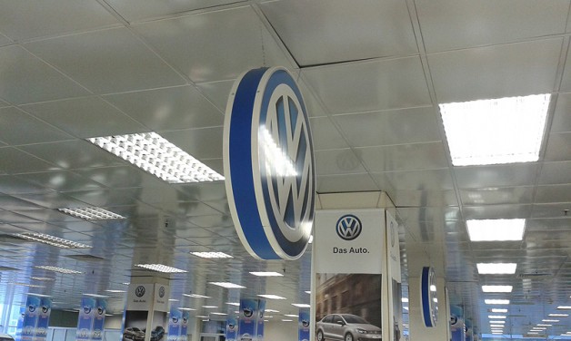 Рекламная вывеска Volkswagen.