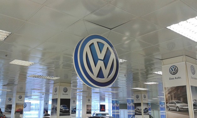 Рекламная вывеска Volkswagen.