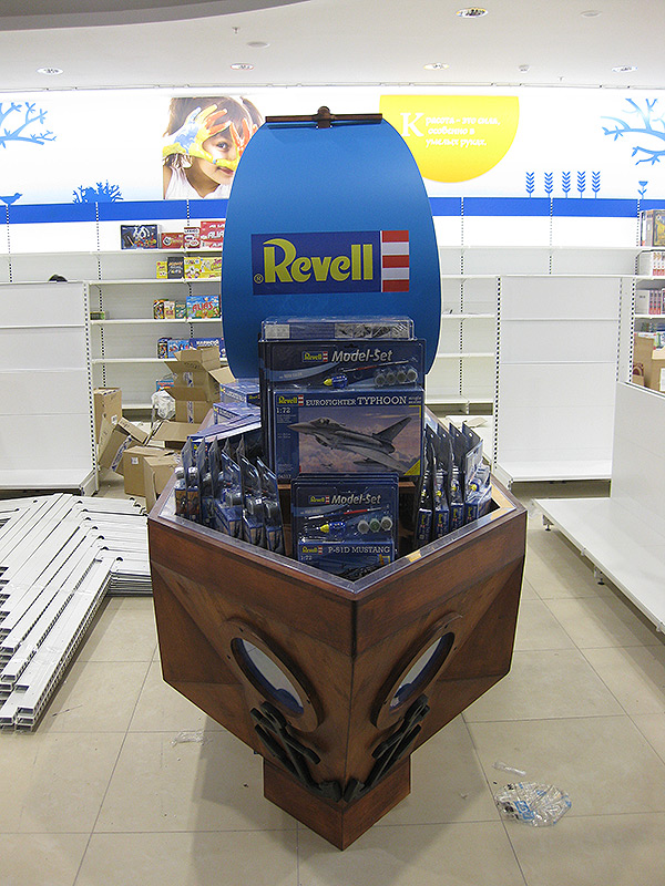 Премиальное торговое оборудование на заказ "Корабль Revell" - вид спереди