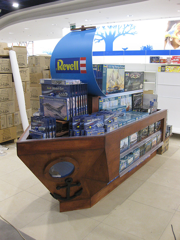 Премиальное торговое оборудование на заказ "Корабль Revell" для детского магазина "Детский Мир"